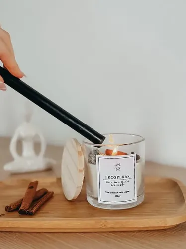 Vela aromática artesanal com ervas e cristais Gokai