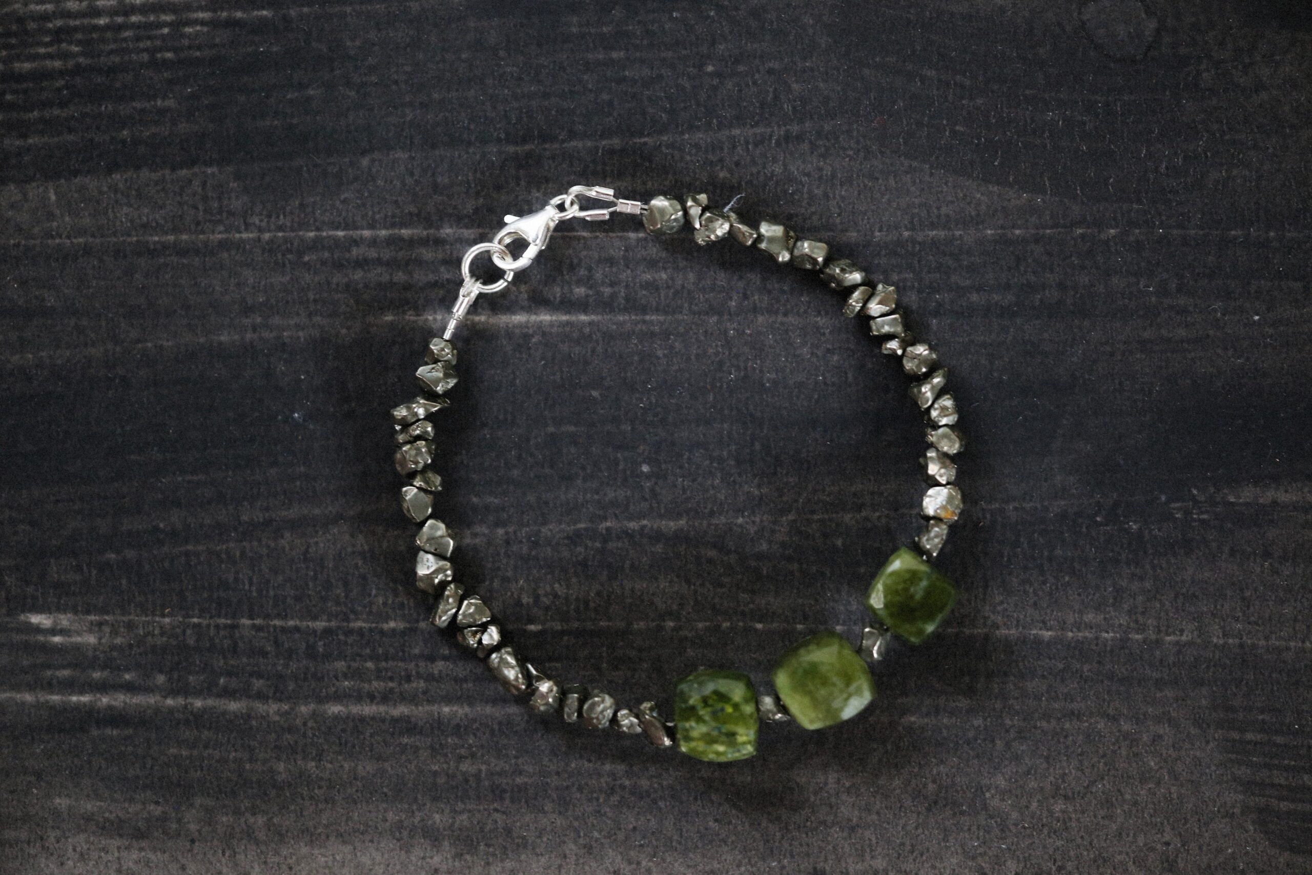 Pulseira escura em close editorial