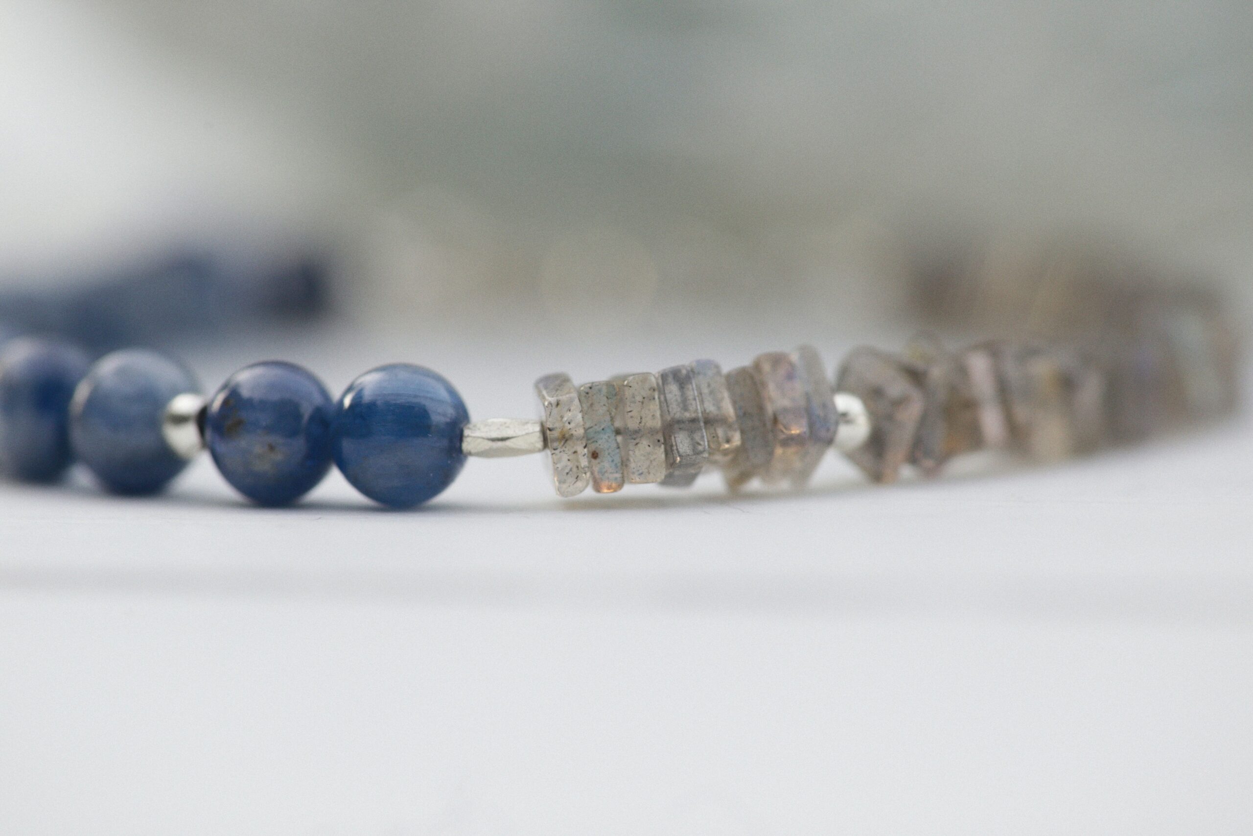 Pulseira de pedras azuis em composição editorial