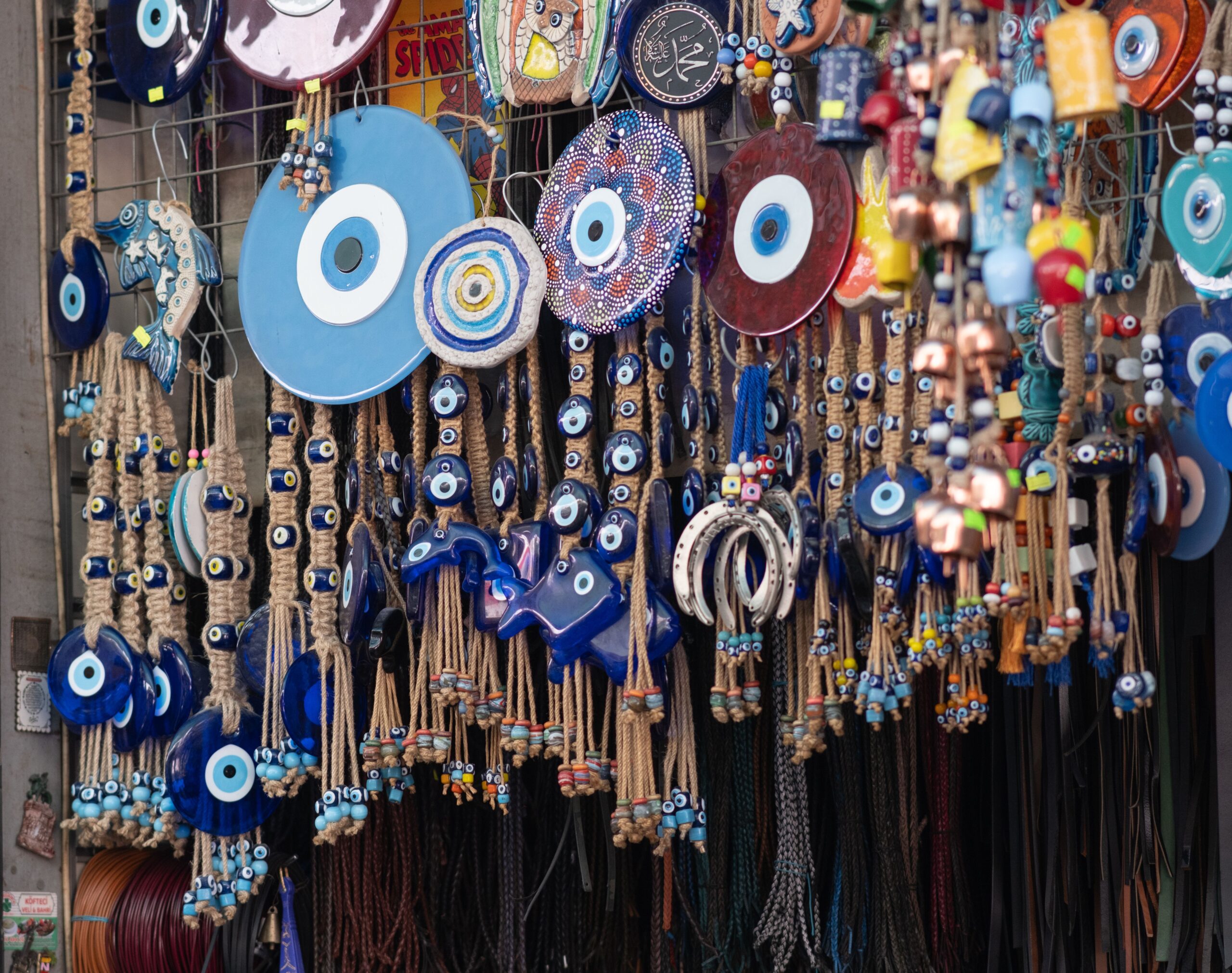 Amuletos de olho grego em composição editorial