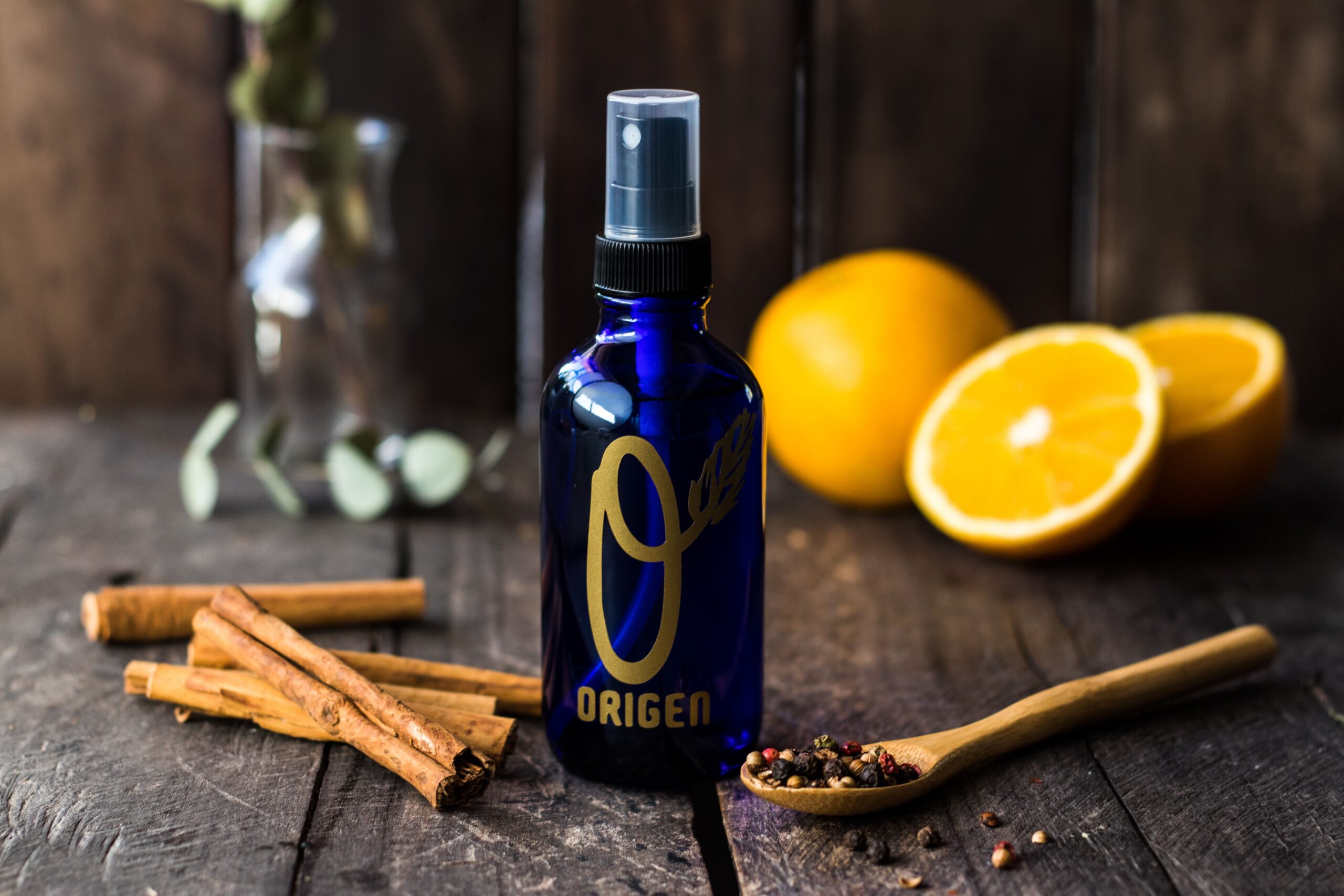 Spray aromático com laranja, canela e especiarias em composição editorial