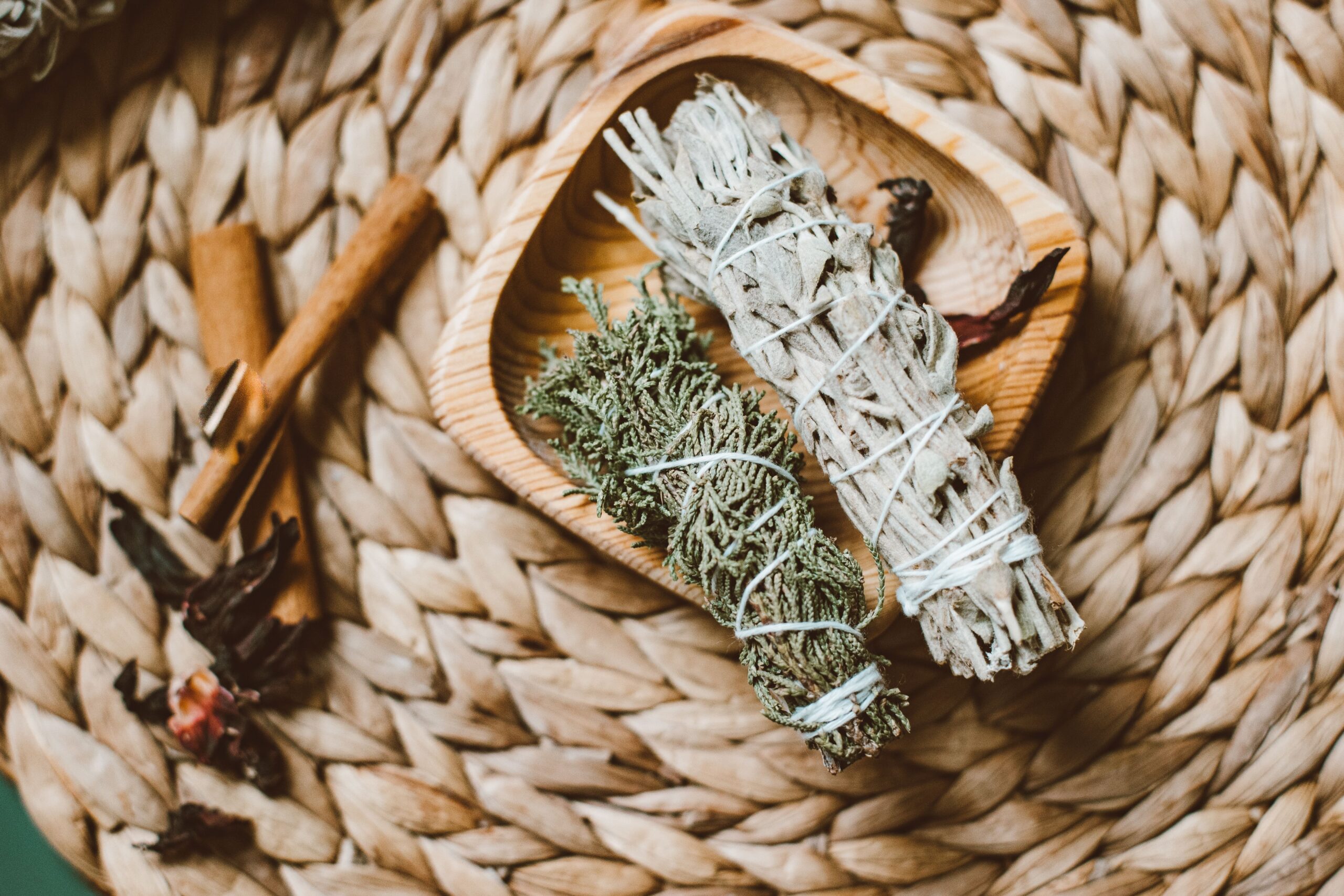 Ervas aromáticas e elementos naturais