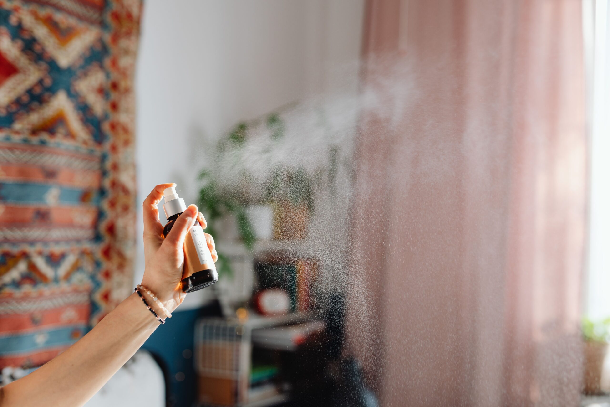 Uso de spray aromático em ambiente residencial acolhedor